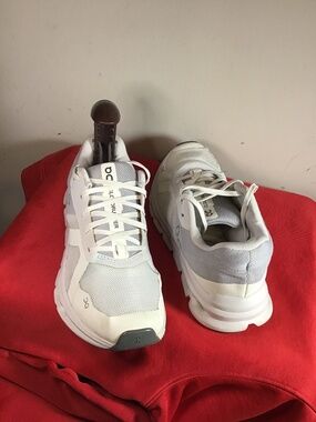 🔥❤️On Cloud, women size 7, has signs of wear, see photos before buying🔥🔥